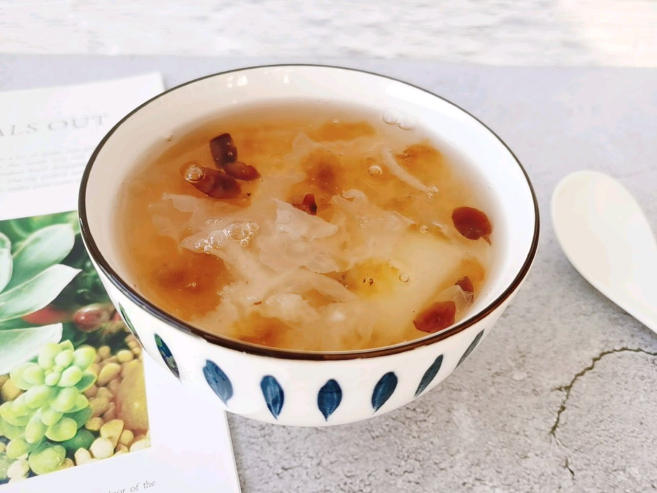 桃胶雪梨银耳羹