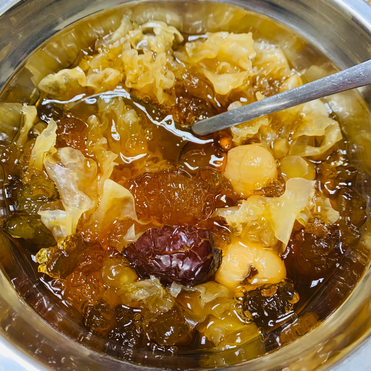 桃胶雪莲子银耳糖水