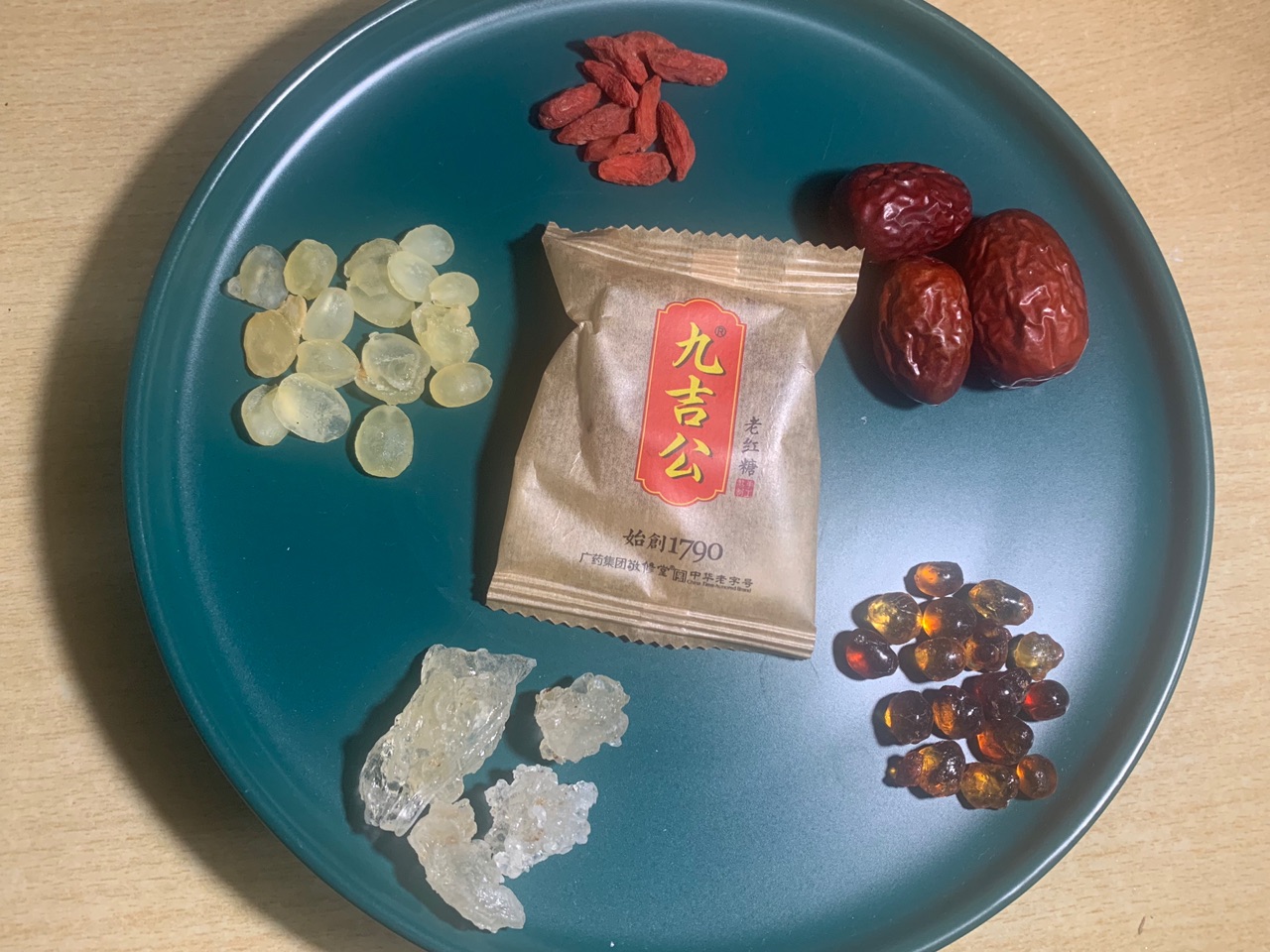 桃胶皂角米雪燕羹