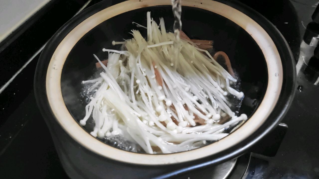 天凉必吃的金针菇牛肉煲