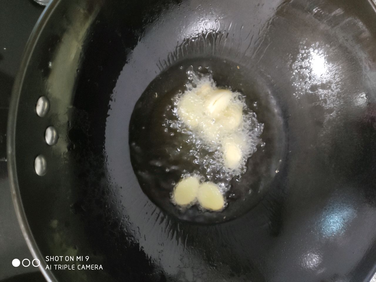 舔手指牛尾巴