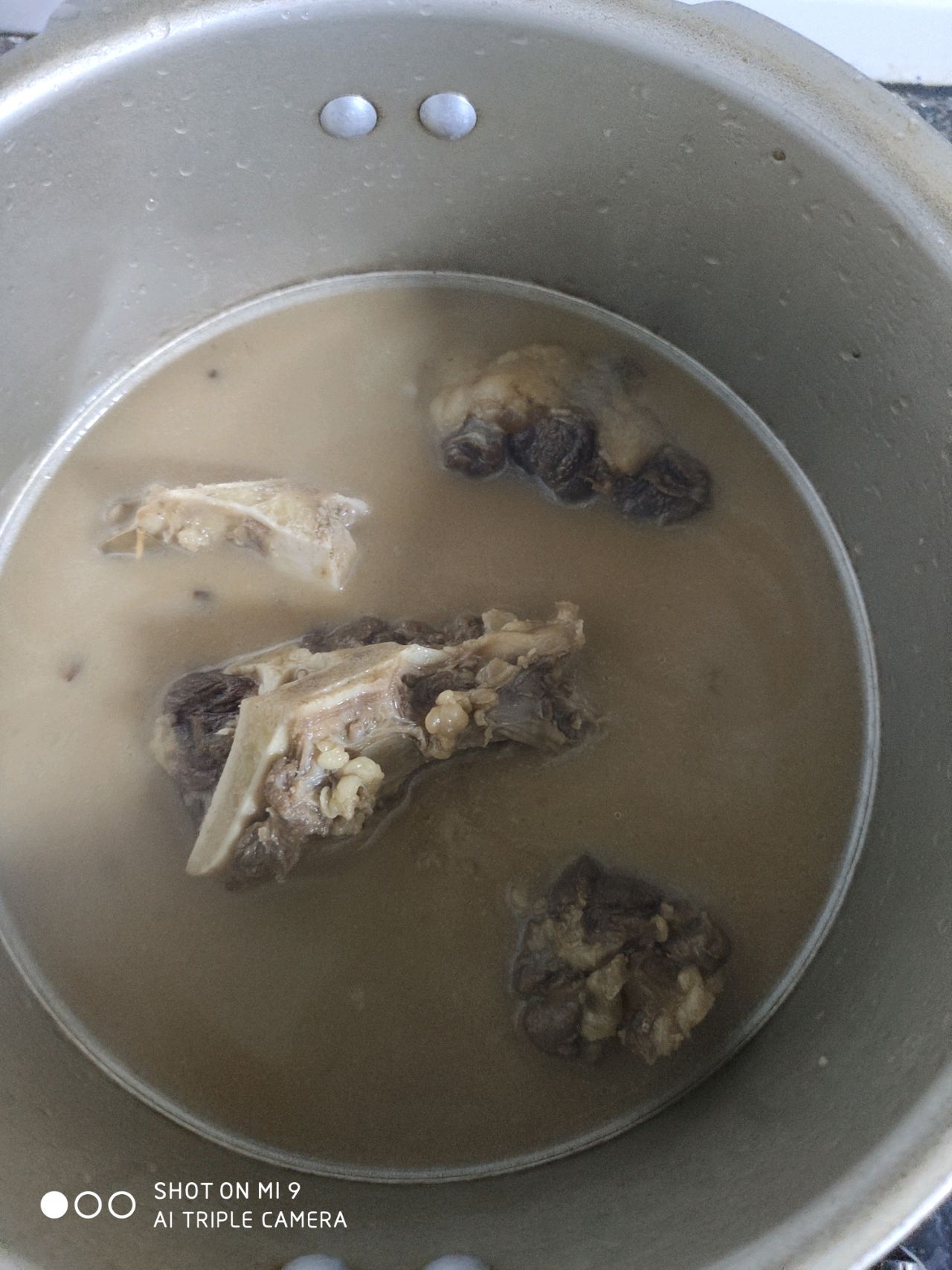 舔手指牛尾巴