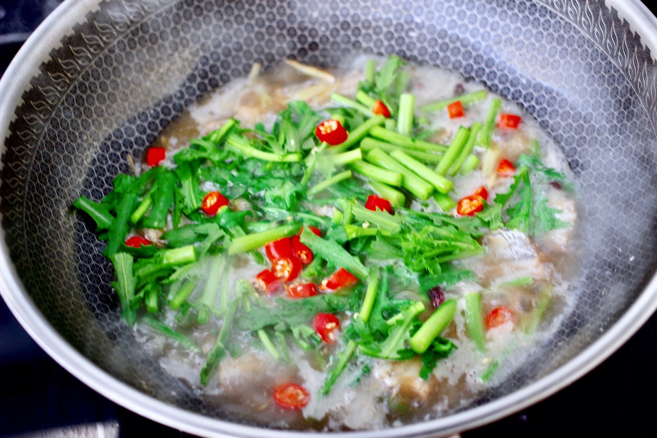 茼蒿带鱼汤