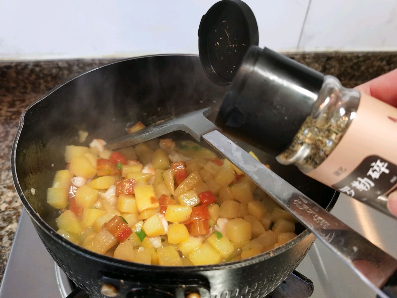 土豆胡萝卜虾仁煲（超级下饭）