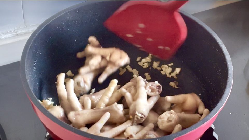 土豆鸡爪鲜虾煲