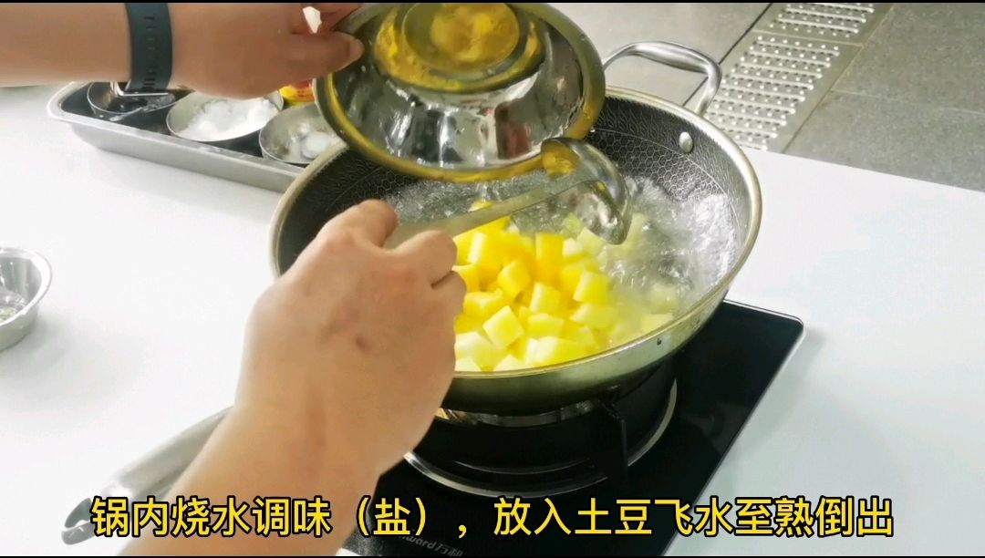 土豆焖红烧肉