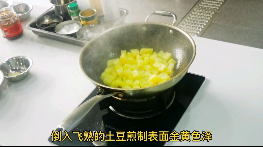 土豆焖红烧肉