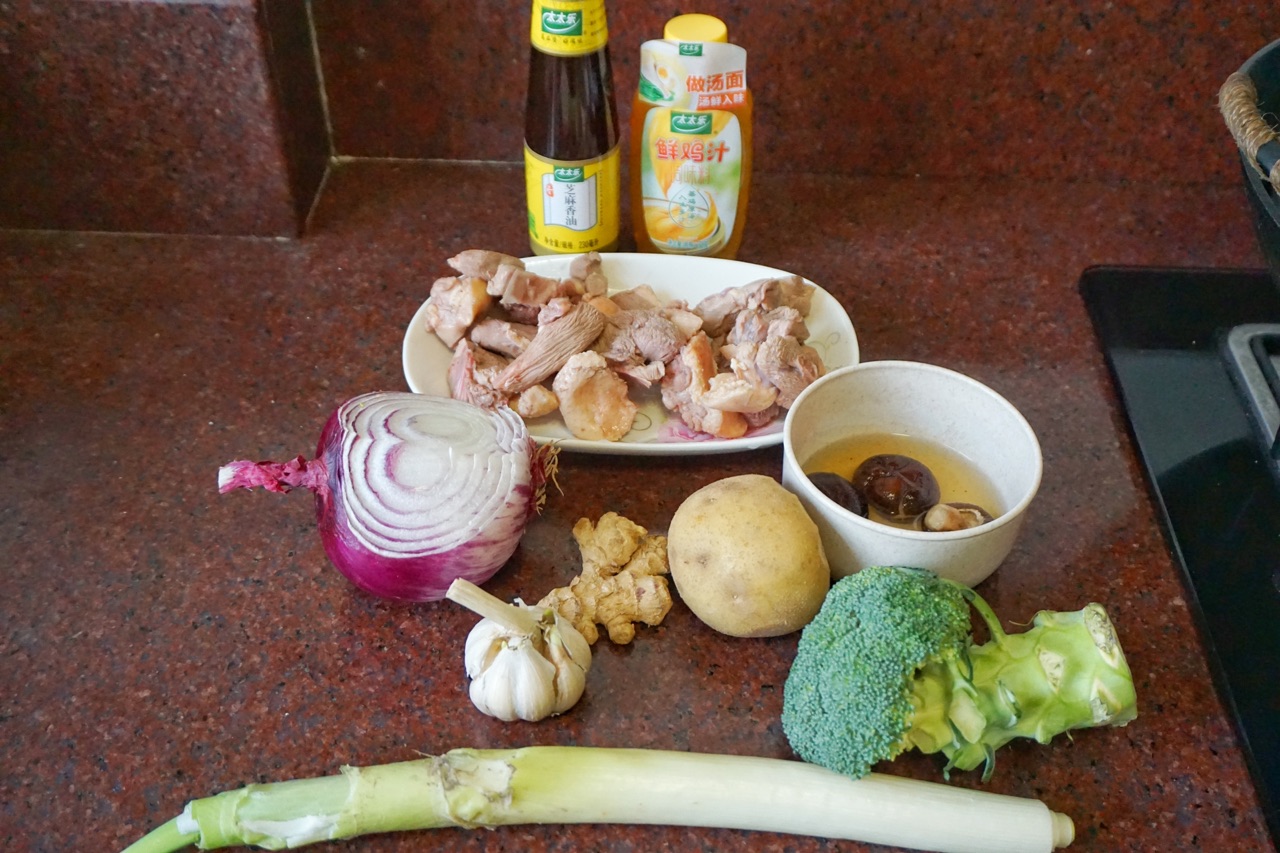 土豆焖烧鸭肉