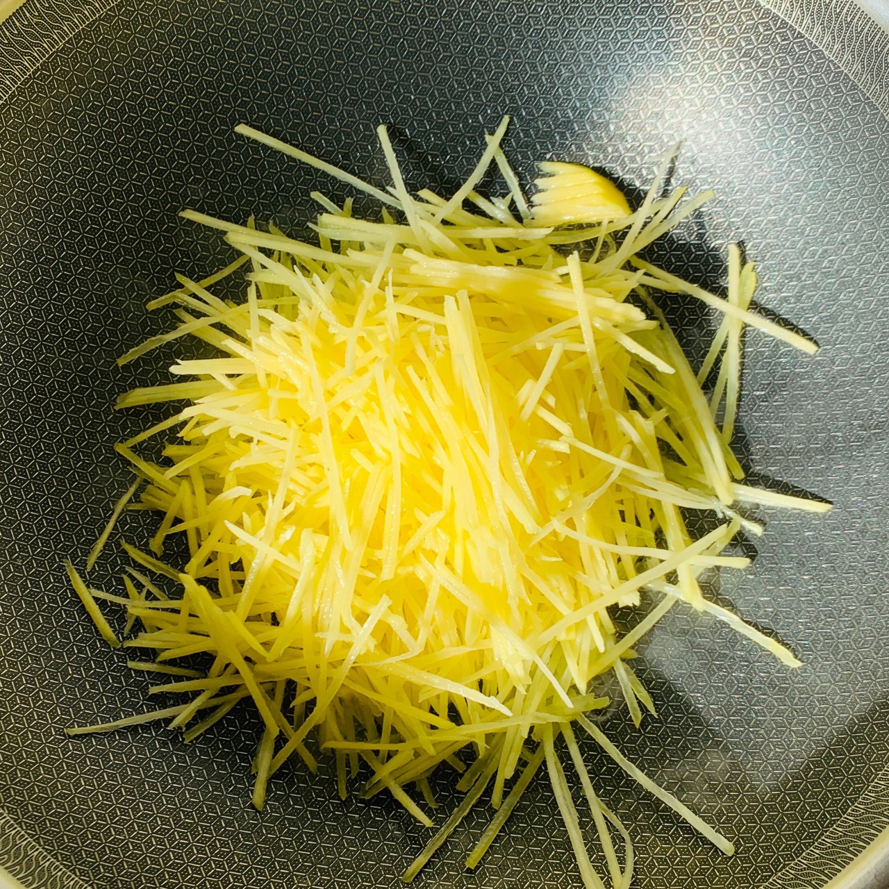土豆丝这么炒，清脆香甜很下饭