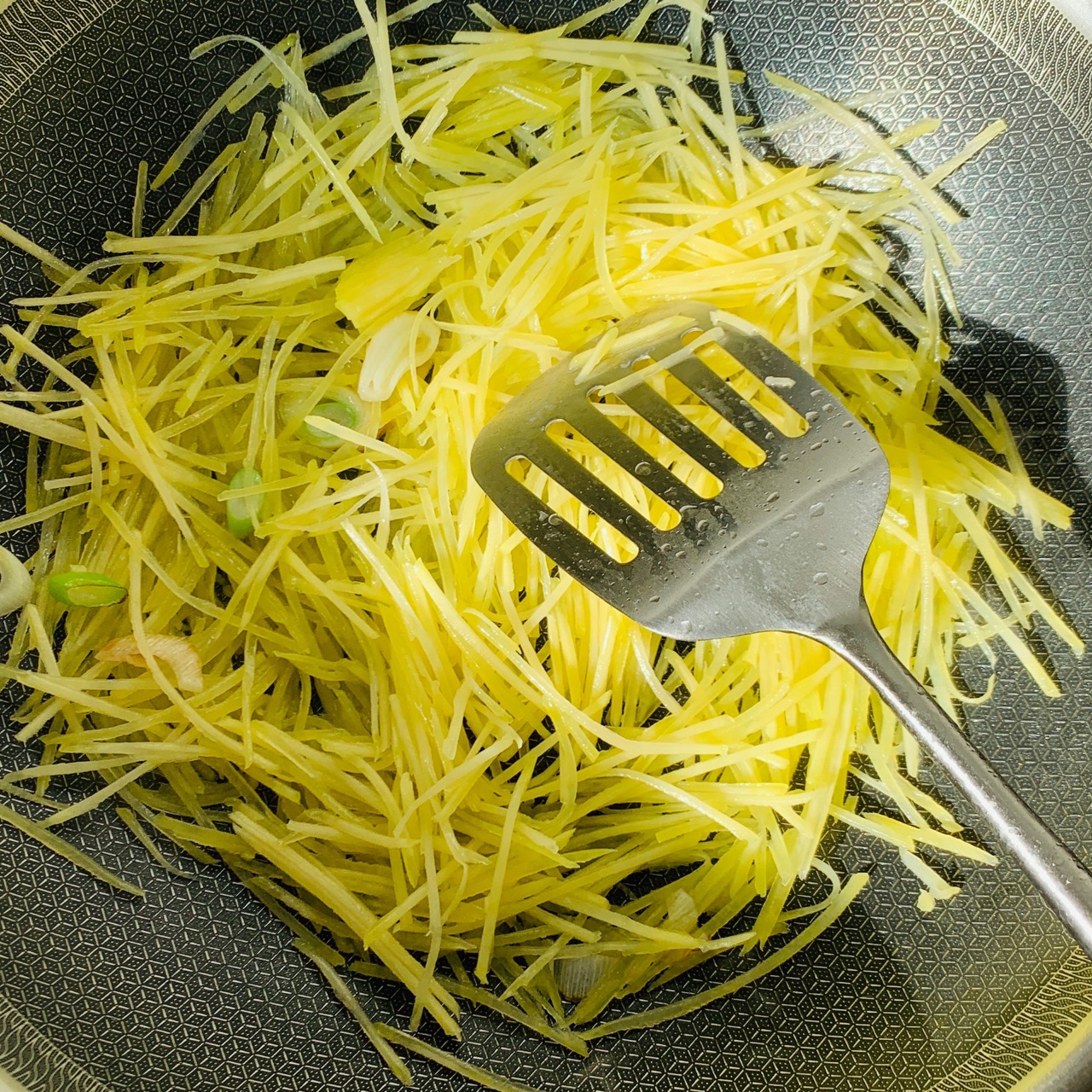 土豆丝这么炒，清脆香甜很下饭