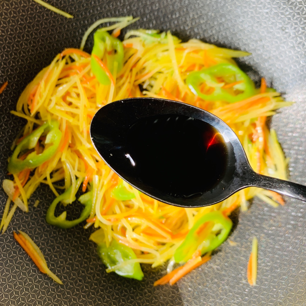 土豆丝这么炒，清脆香甜很下饭
