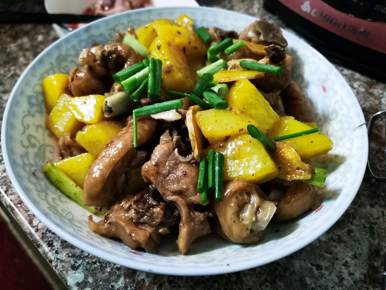 土豆香炆鸡腿肉