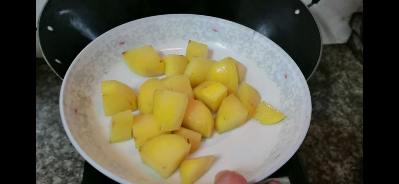 土豆香炆鸡腿肉
