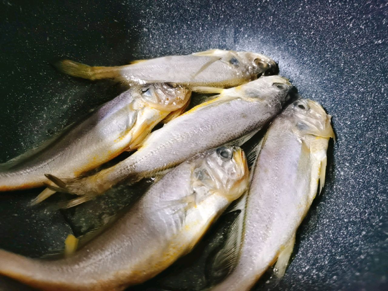外酥里嫩的海味～香煎小黄鱼