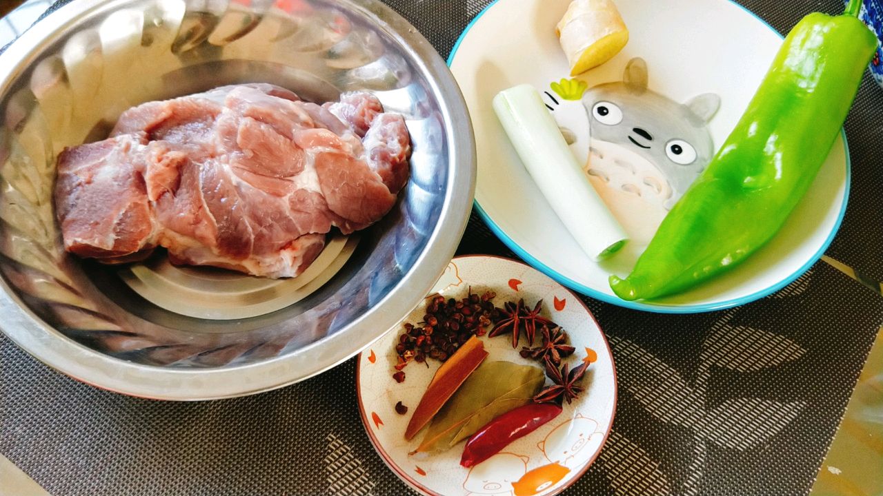 外酥里嫩的肉夹馍