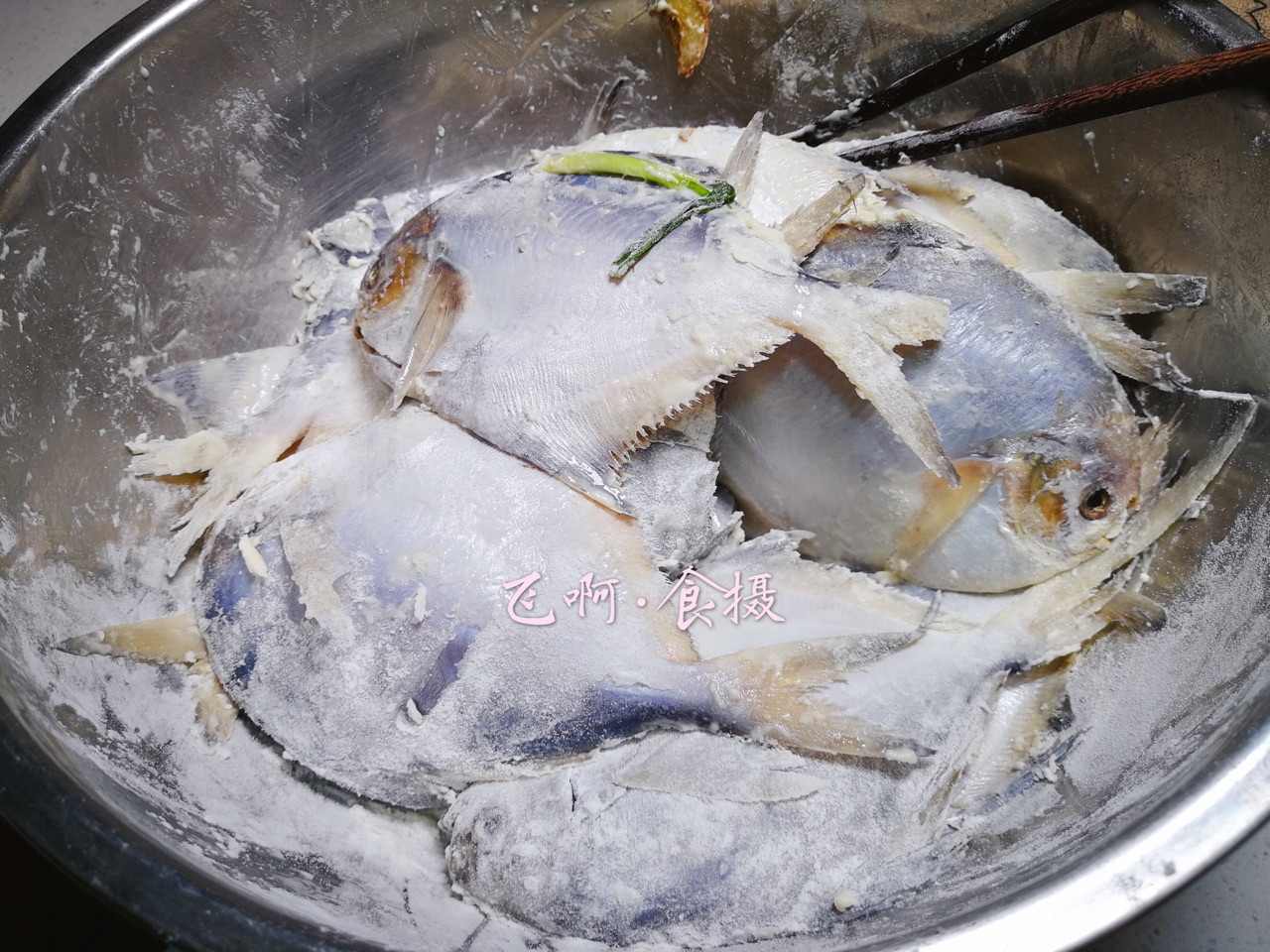 外酥里嫩酥炸小鲳鱼