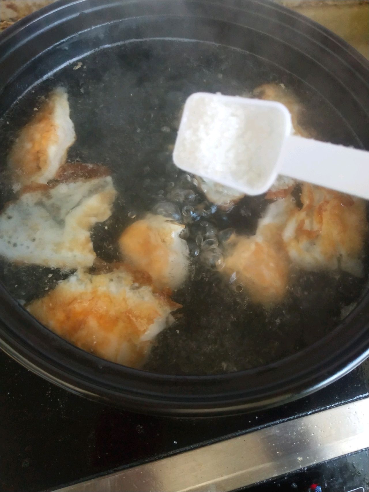 网红海鸭蛋萝卜丸子汤