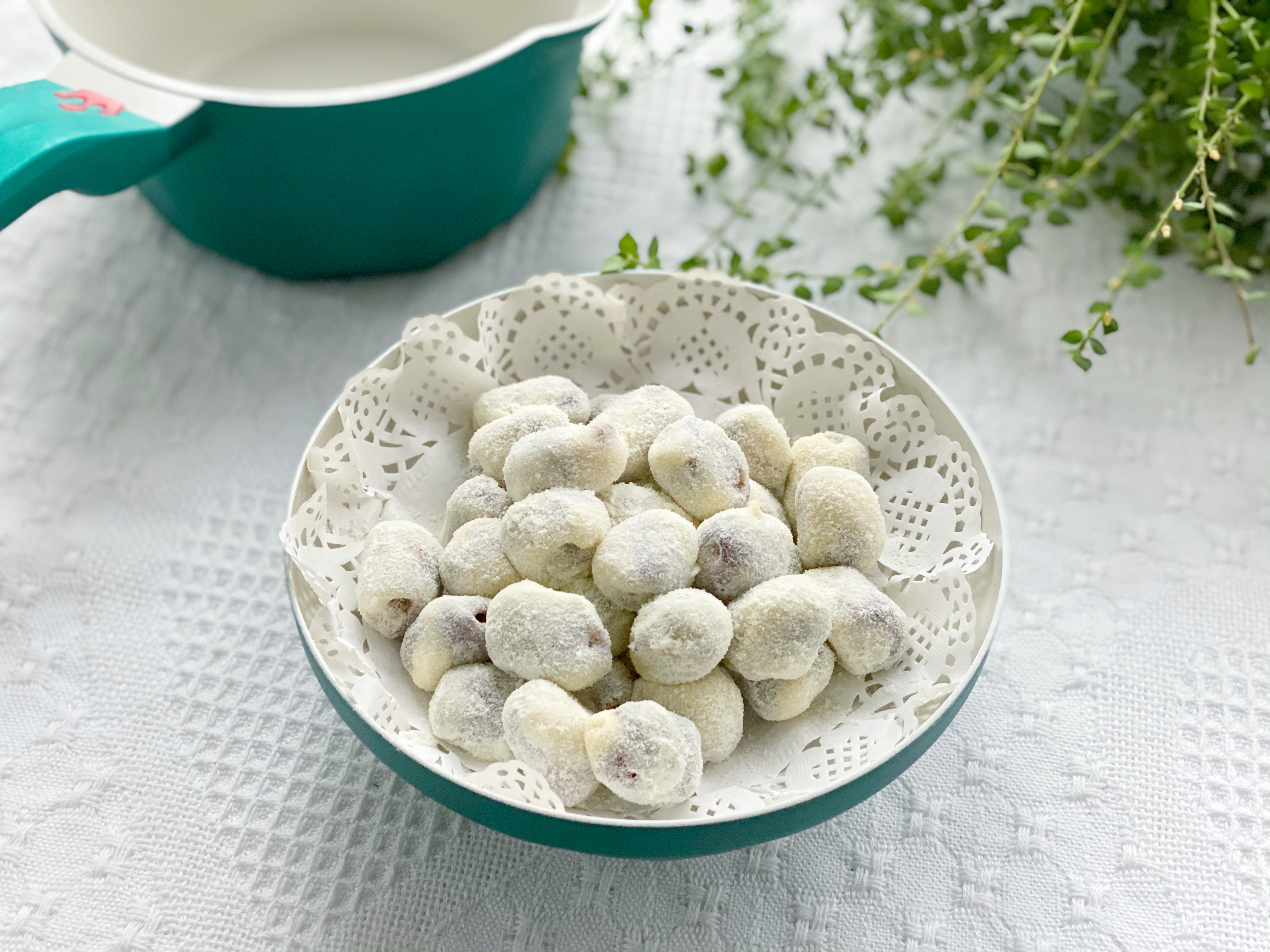 网红小零食杏仁奶枣