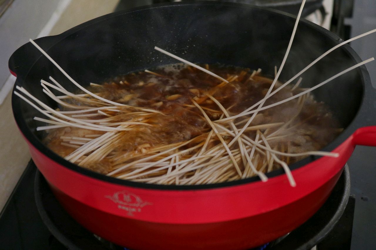 网红小食 荷包蛋焖面