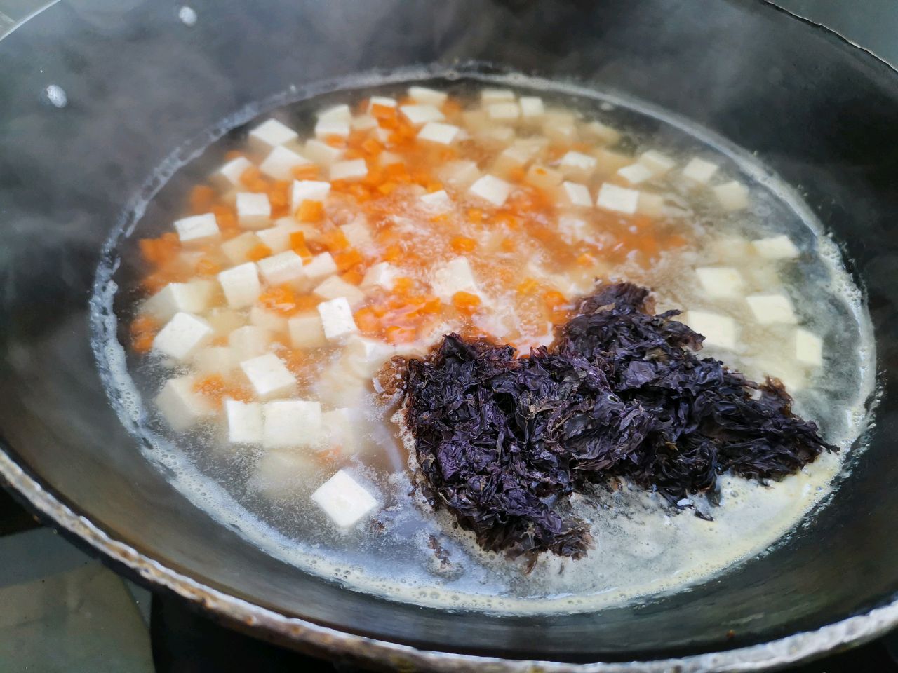 味道鲜美鸡汤味紫菜豆腐汤