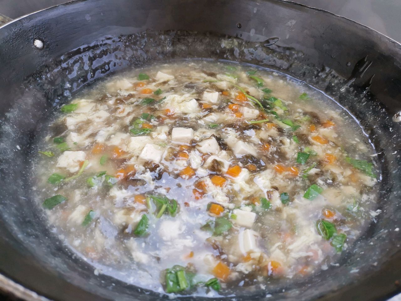 味道鲜美鸡汤味紫菜豆腐汤