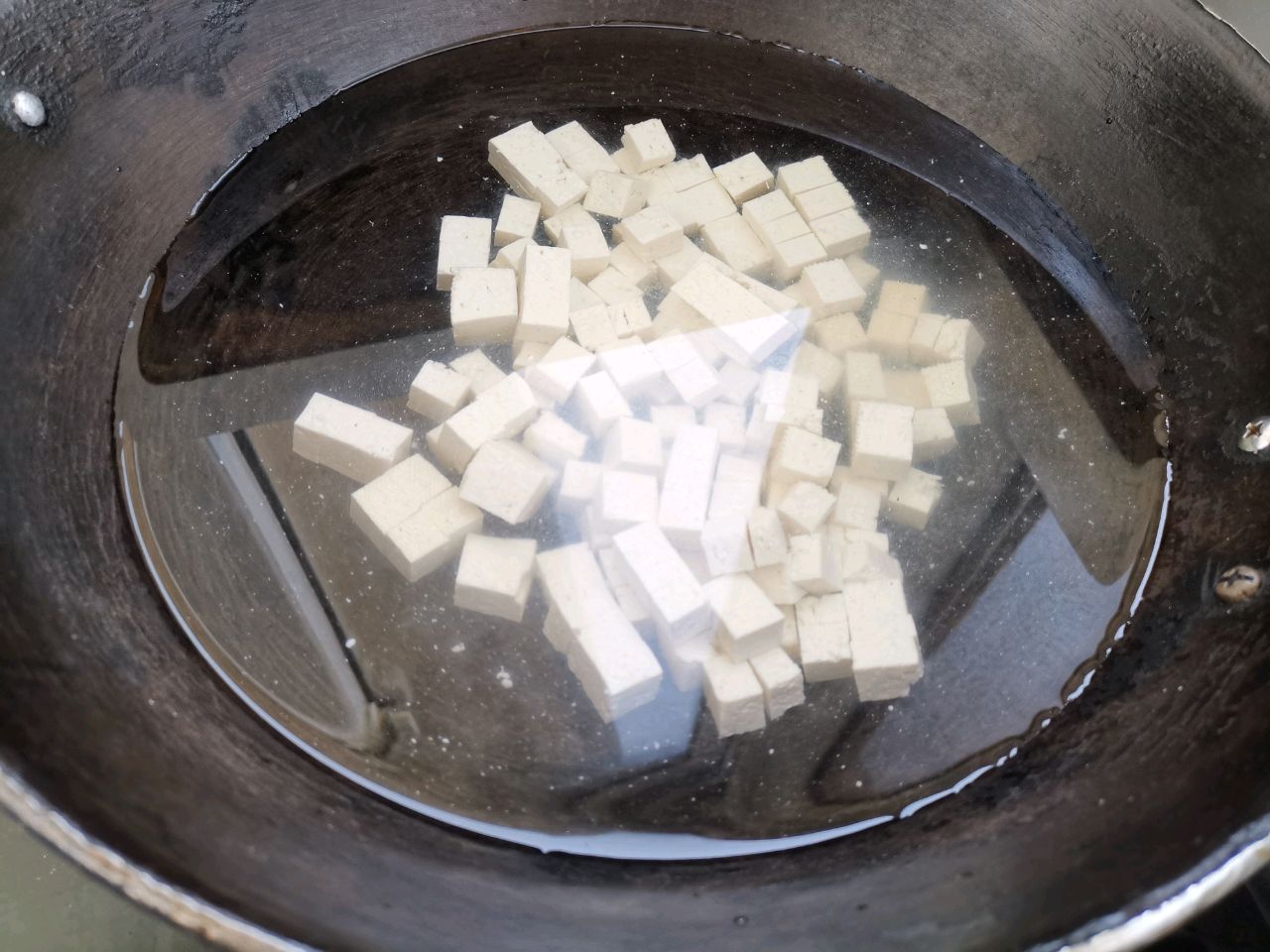 味道鲜美鸡汤味紫菜豆腐汤
