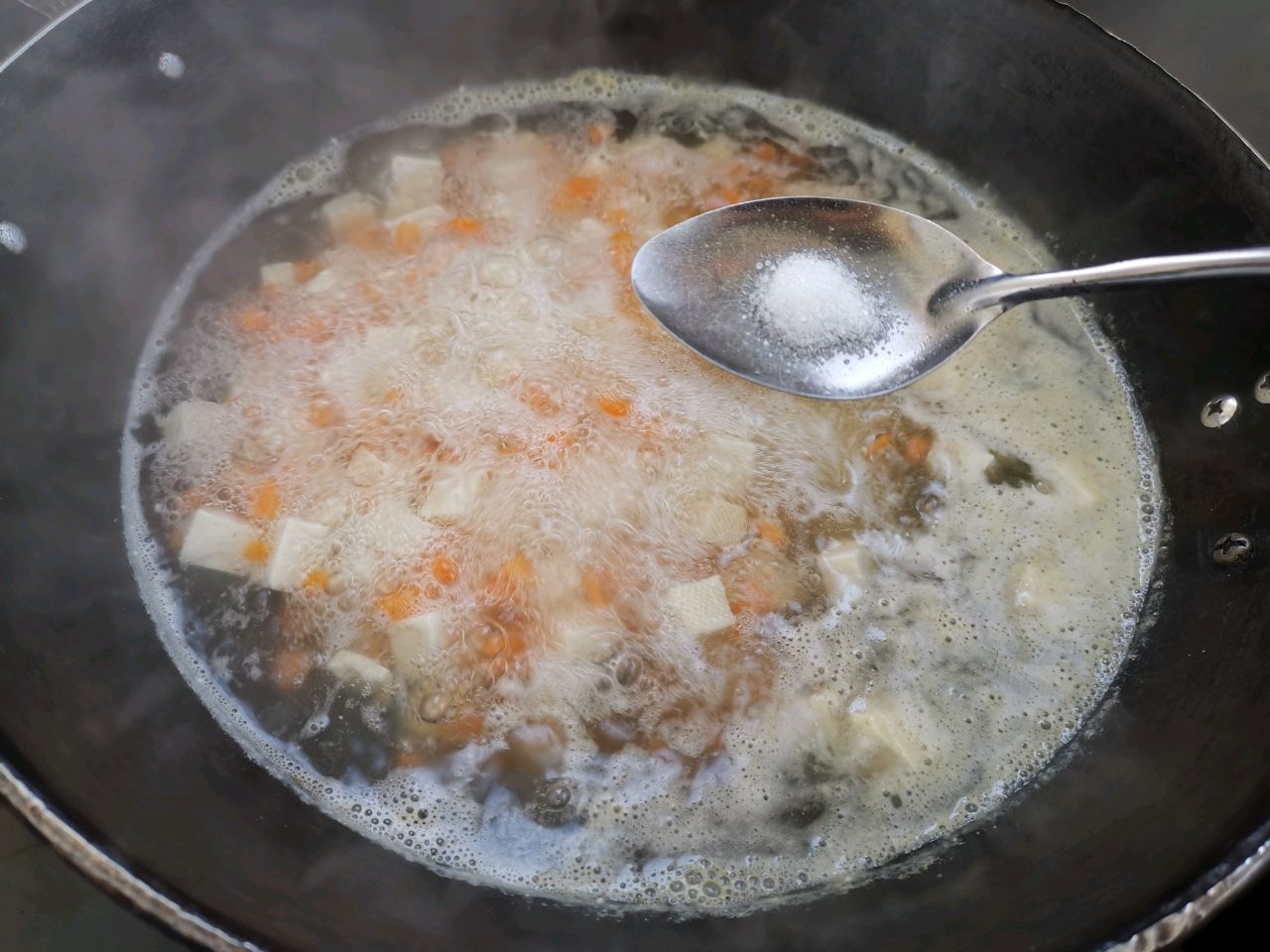 味道鲜美鸡汤味紫菜豆腐汤