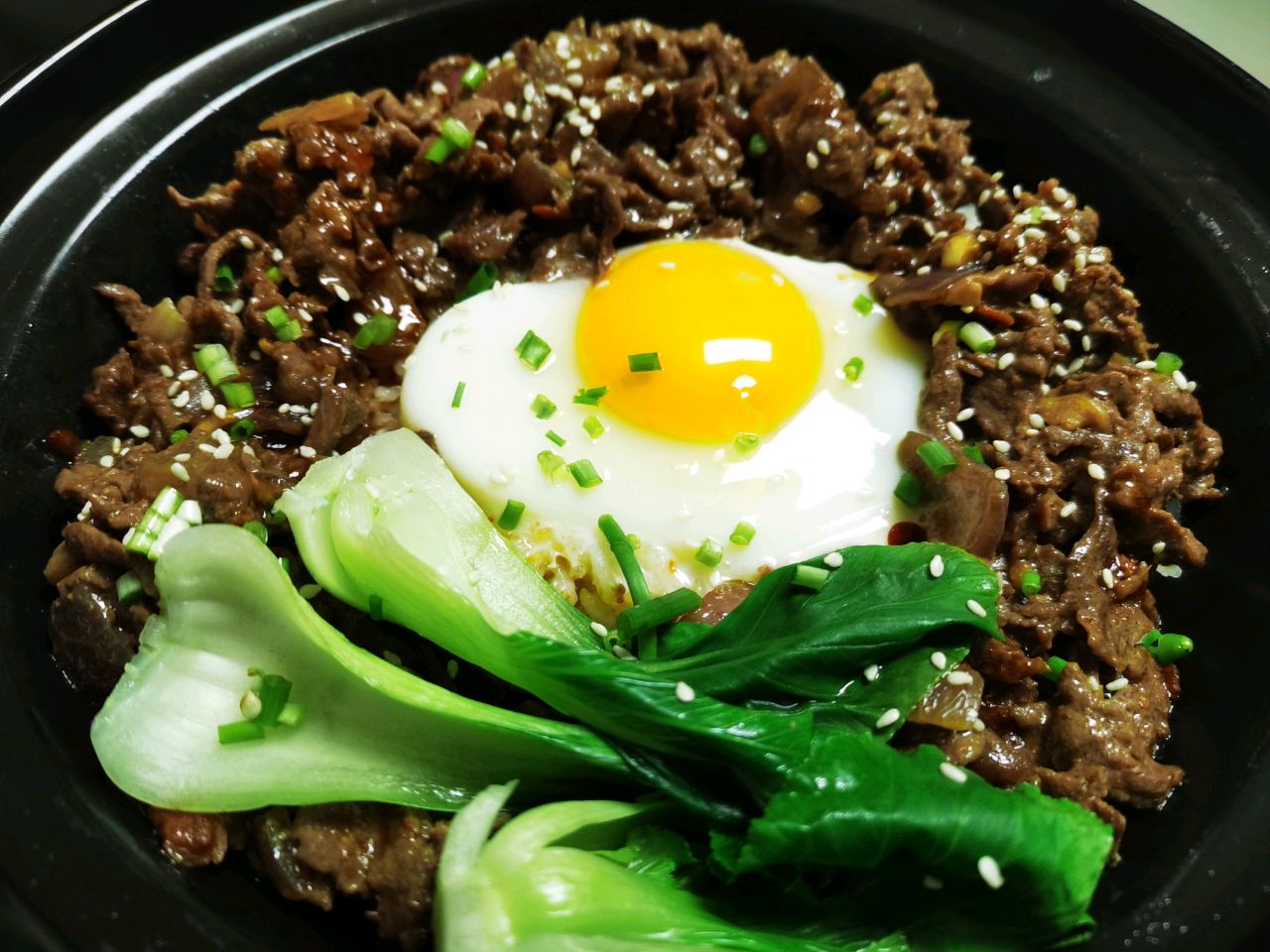 窝蛋牛肉煲仔饭
