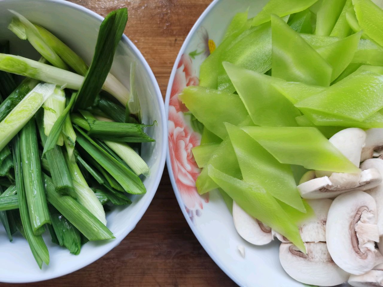 莴笋炒蘑菇