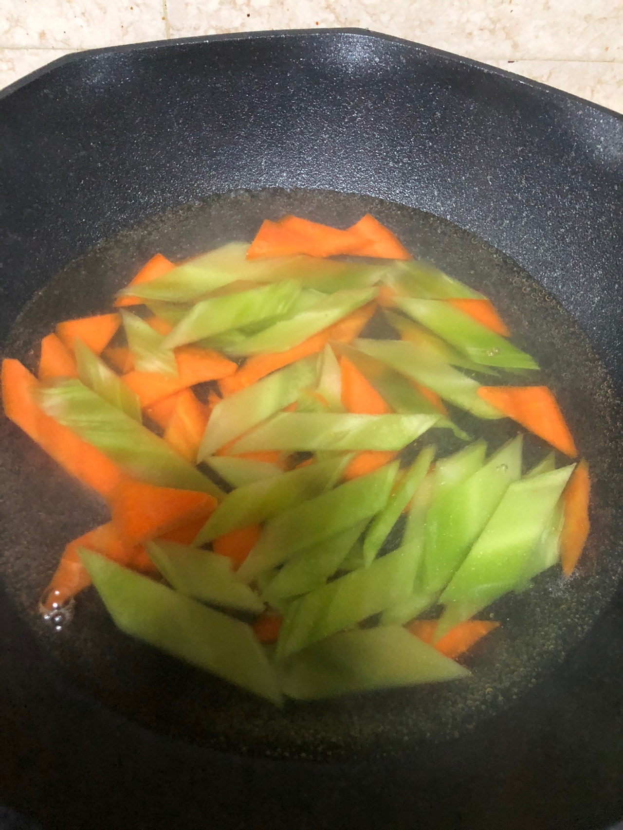 莴笋炒肉这样做超好吃，清爽可口