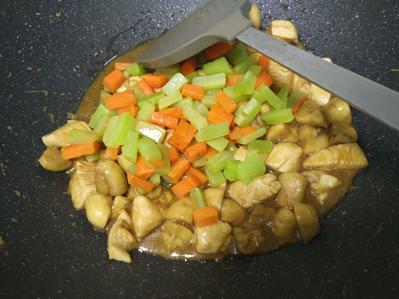 莴笋胡萝卜蘑菇鸡胸肉