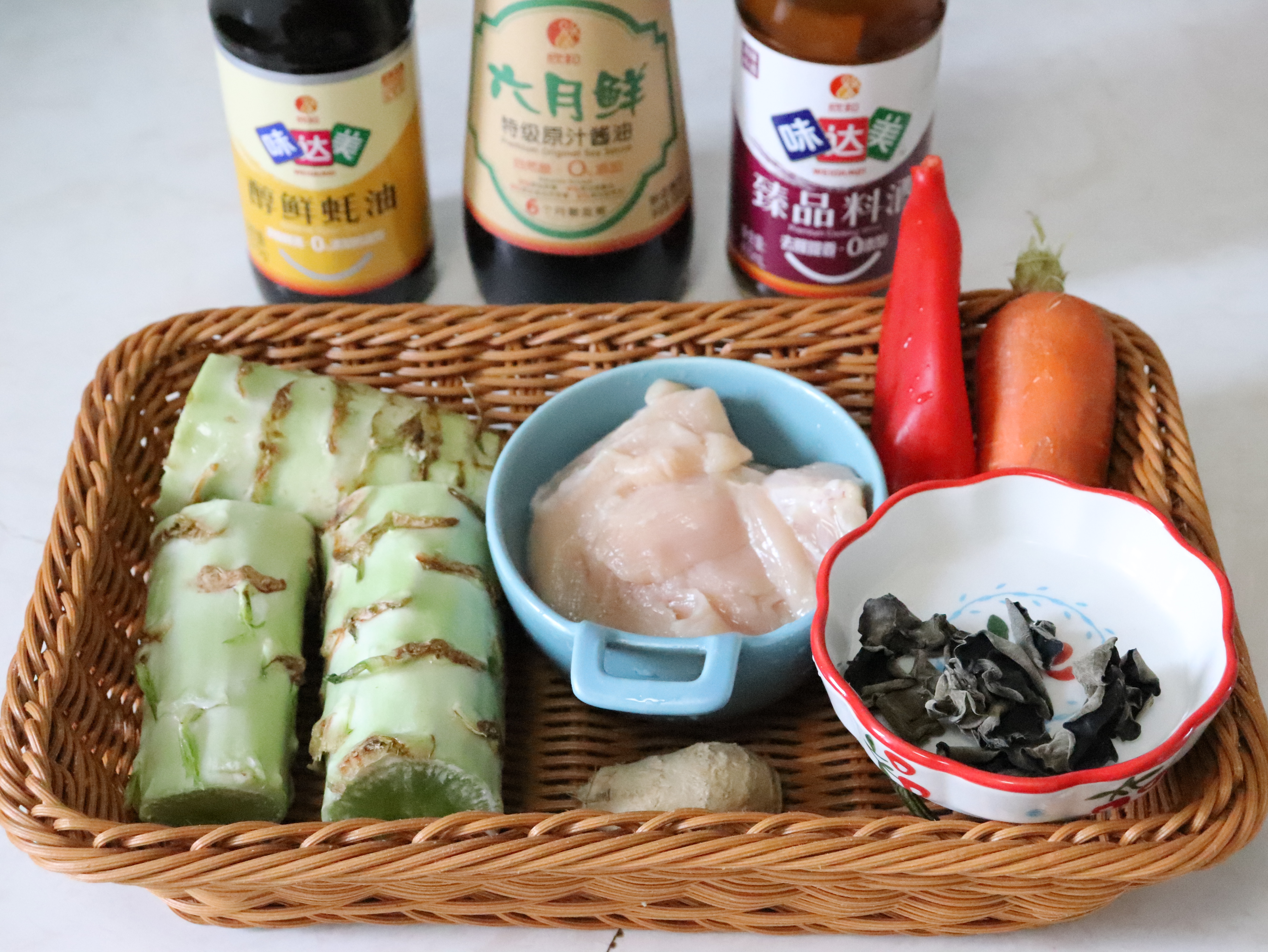莴笋滑炒鸡胸肉