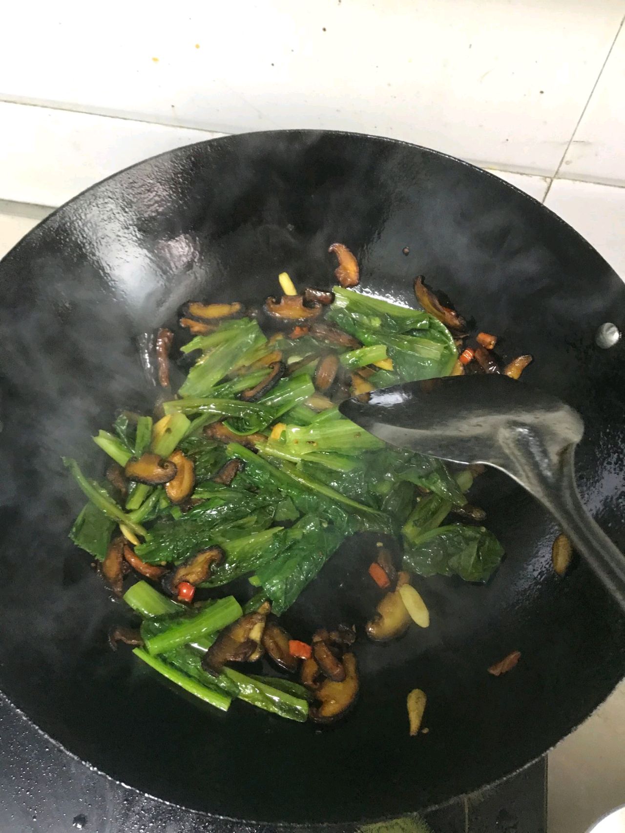 莴笋叶炒香菇