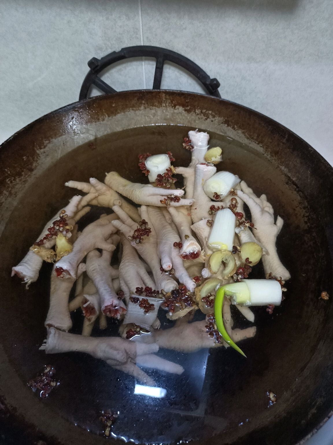 无骨柠檬泡椒鸡爪