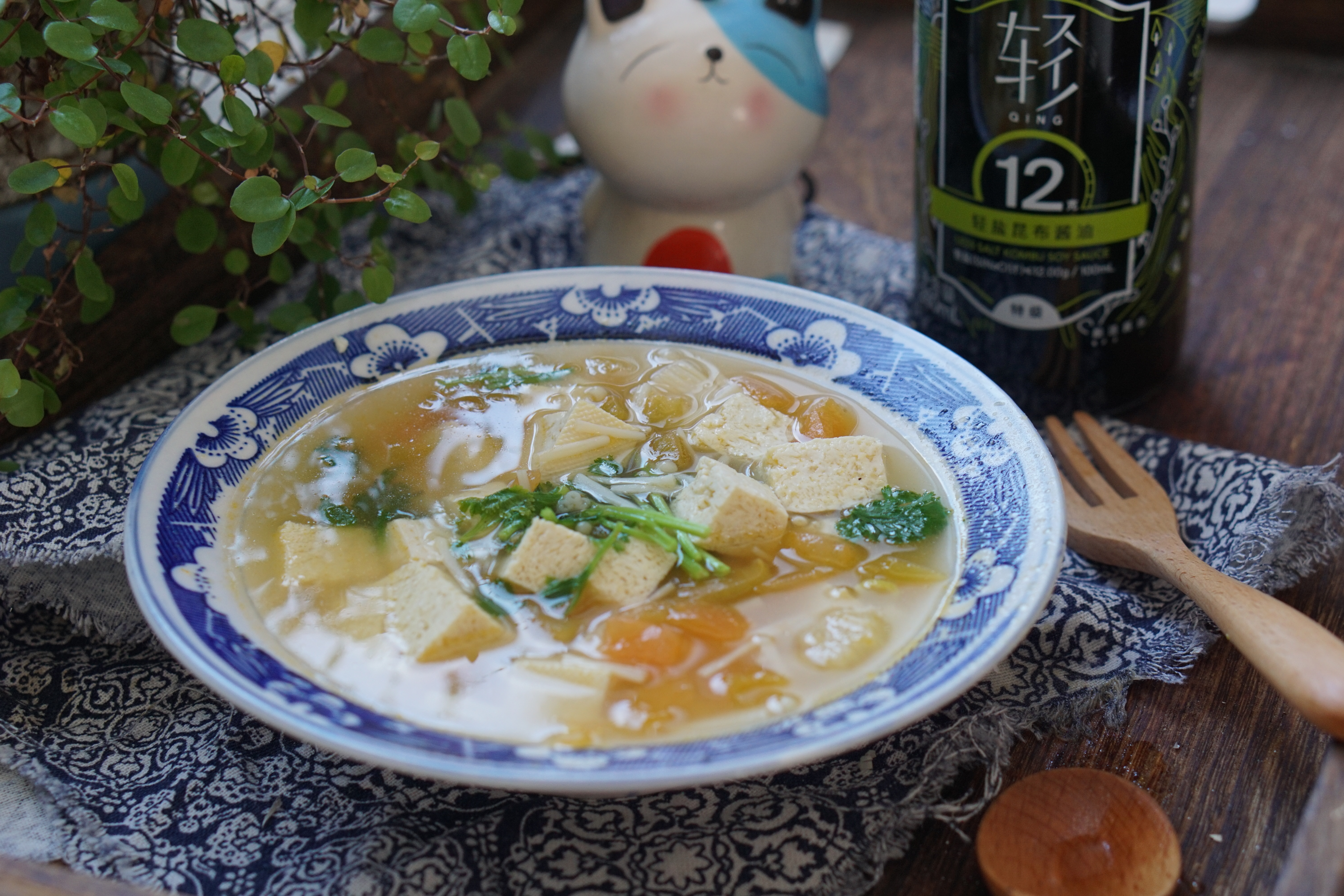 西红柿冻豆腐金针菇汤