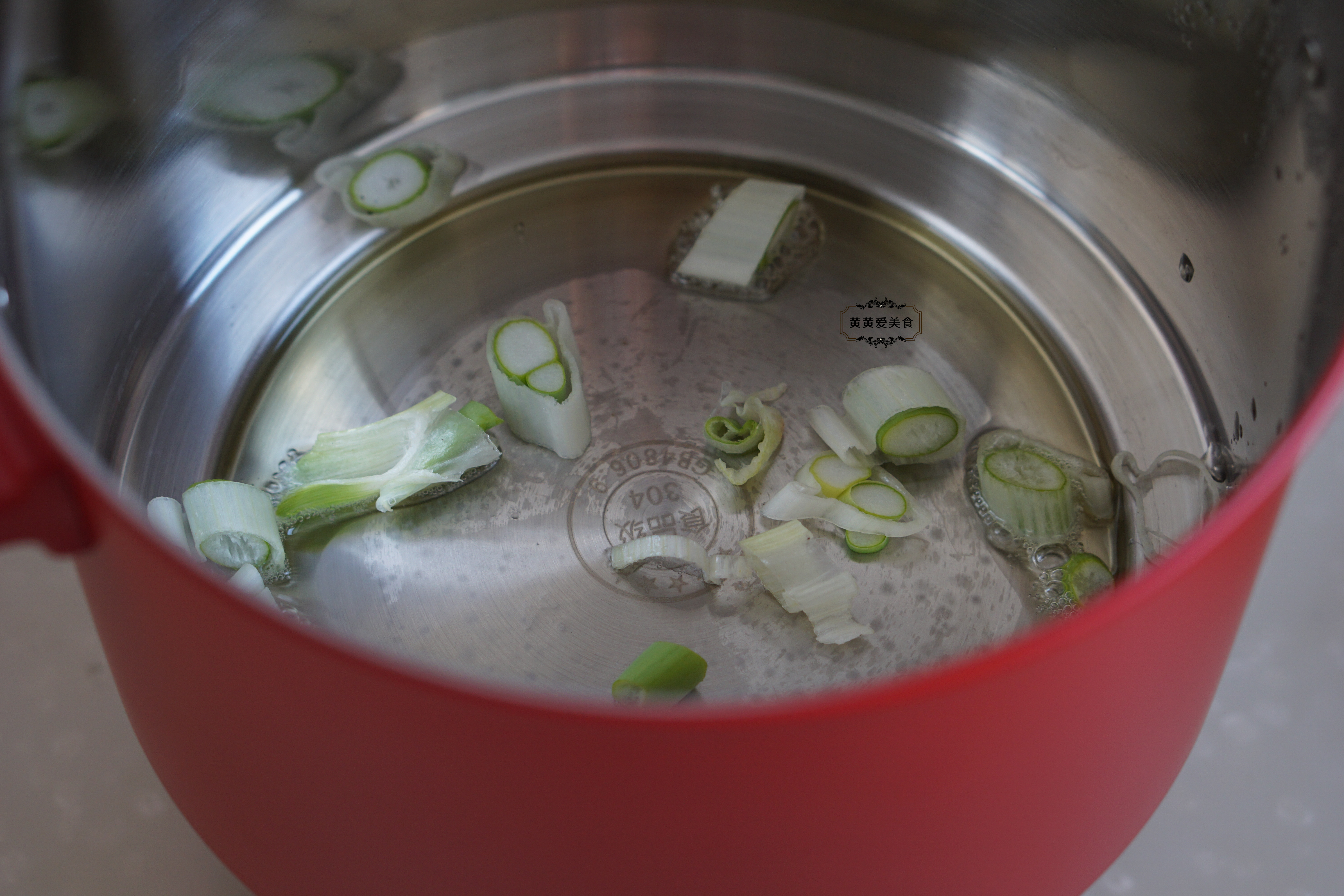 西红柿冻豆腐金针菇汤