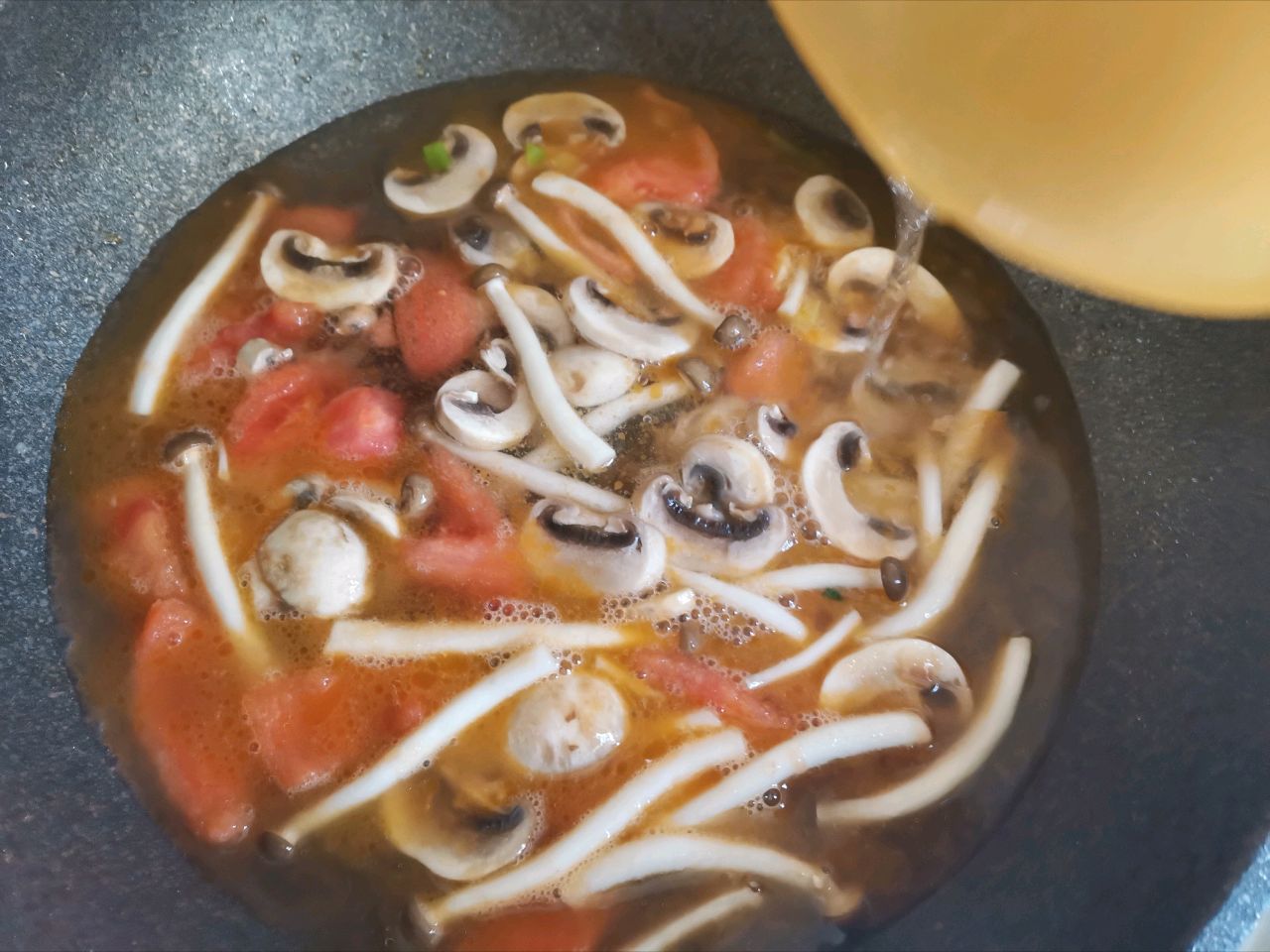 西红柿豆腐菌菇汤