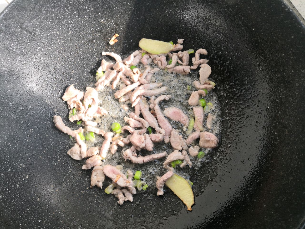 西红柿鸡蛋肉丝疙瘩汤