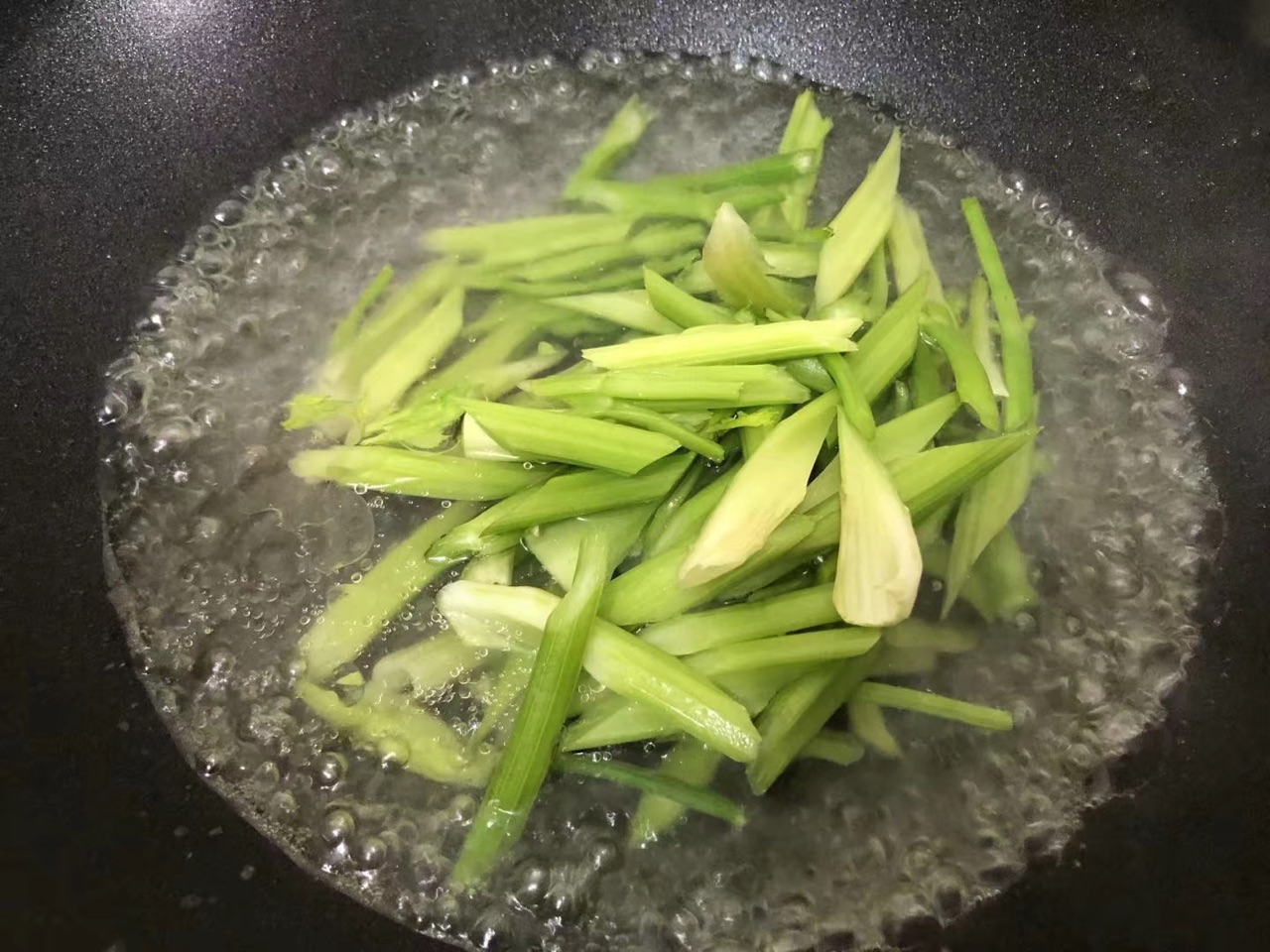 西芹百合炒白木耳