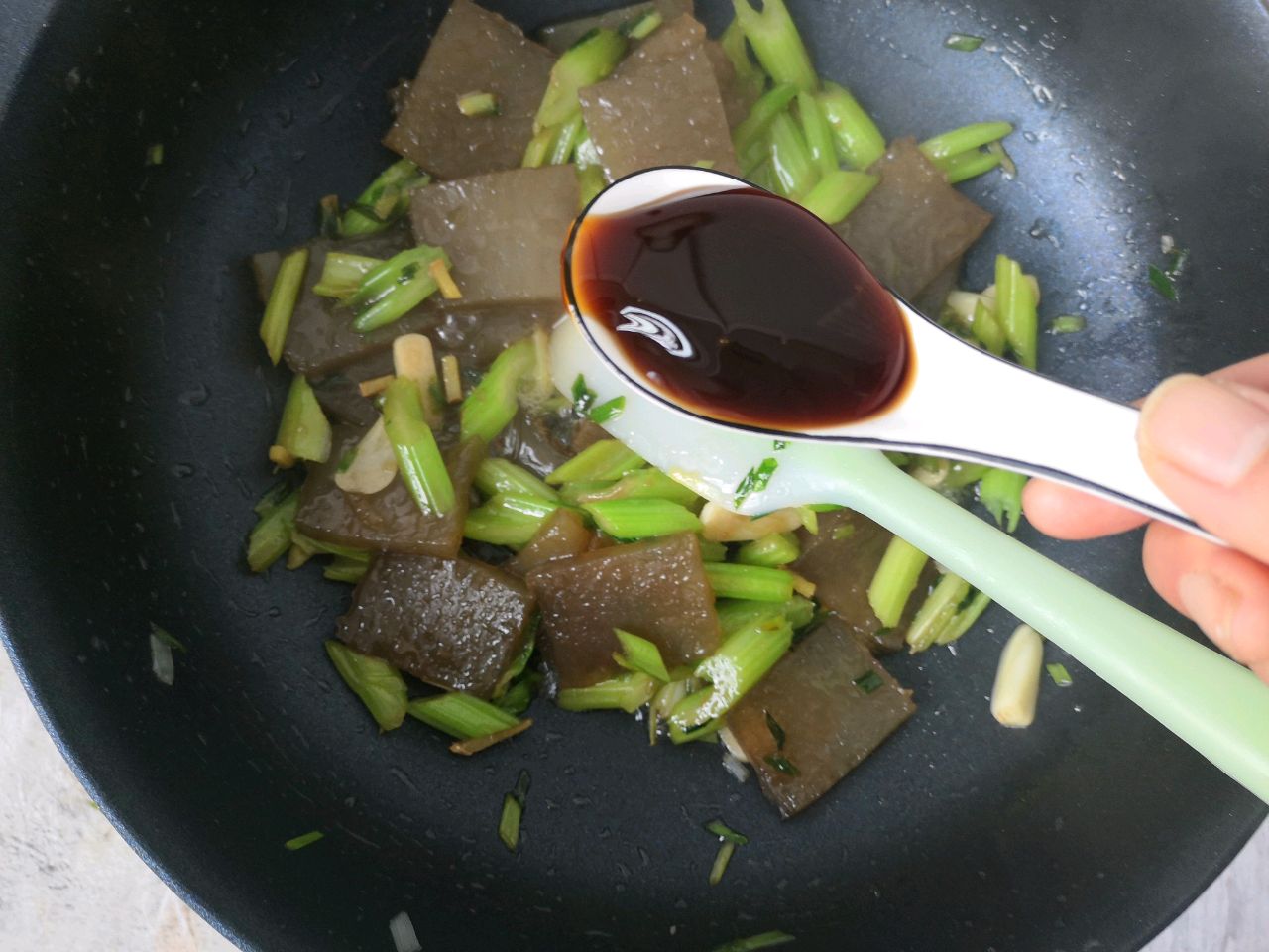 西芹炒焖子！家乡的味道！