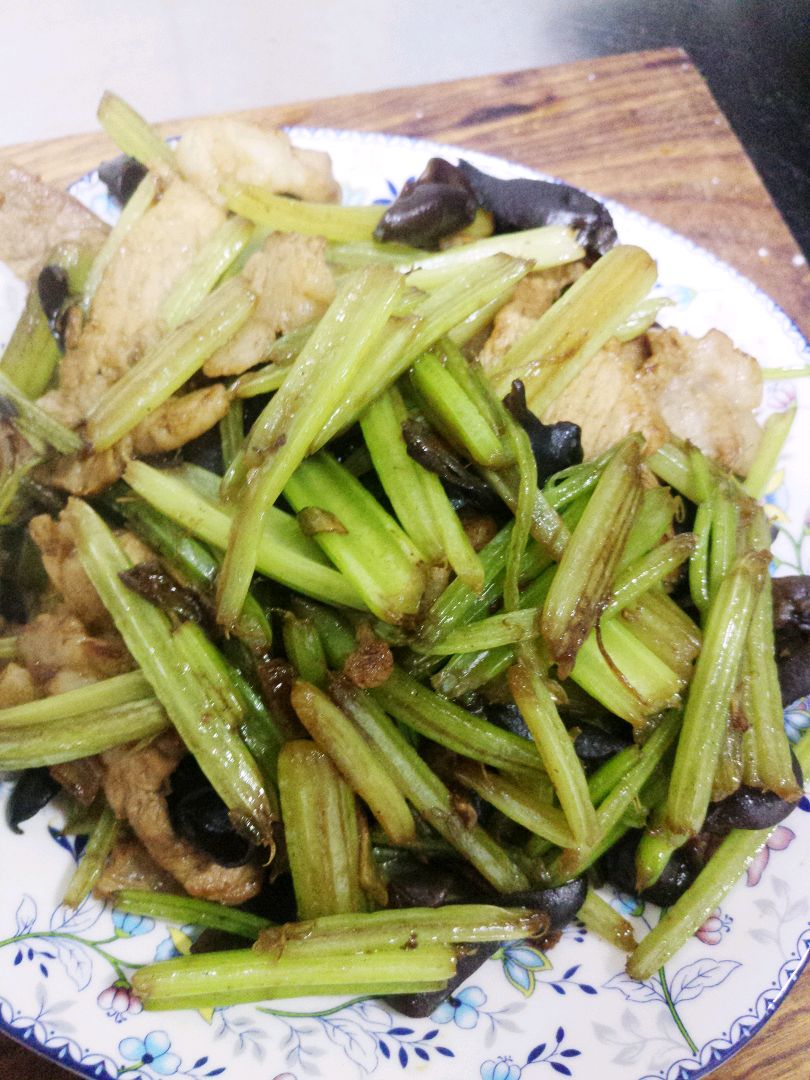 西芹木耳炒肉