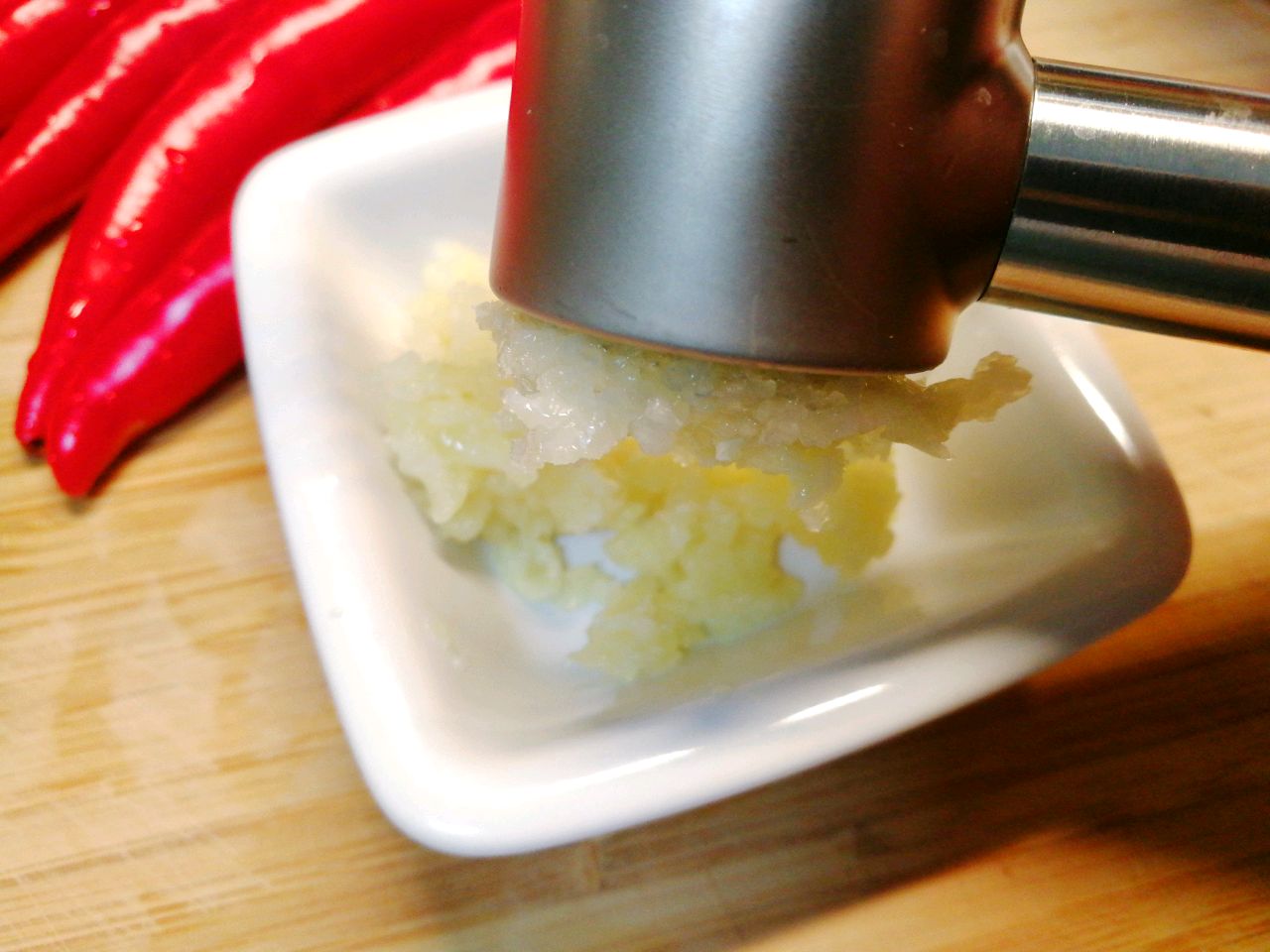 喜庆鞭炮红椒金针菇