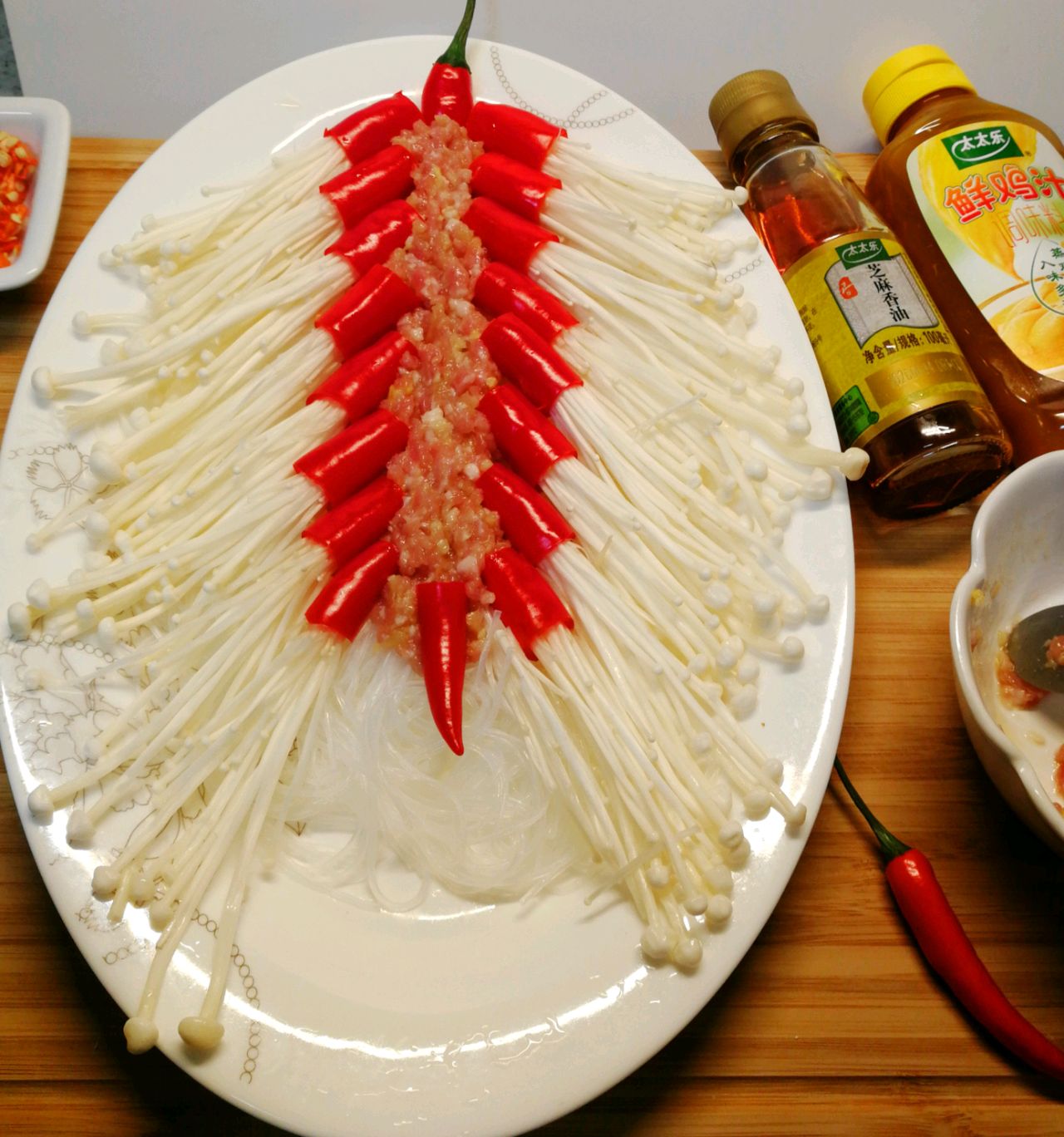 喜庆鞭炮红椒金针菇