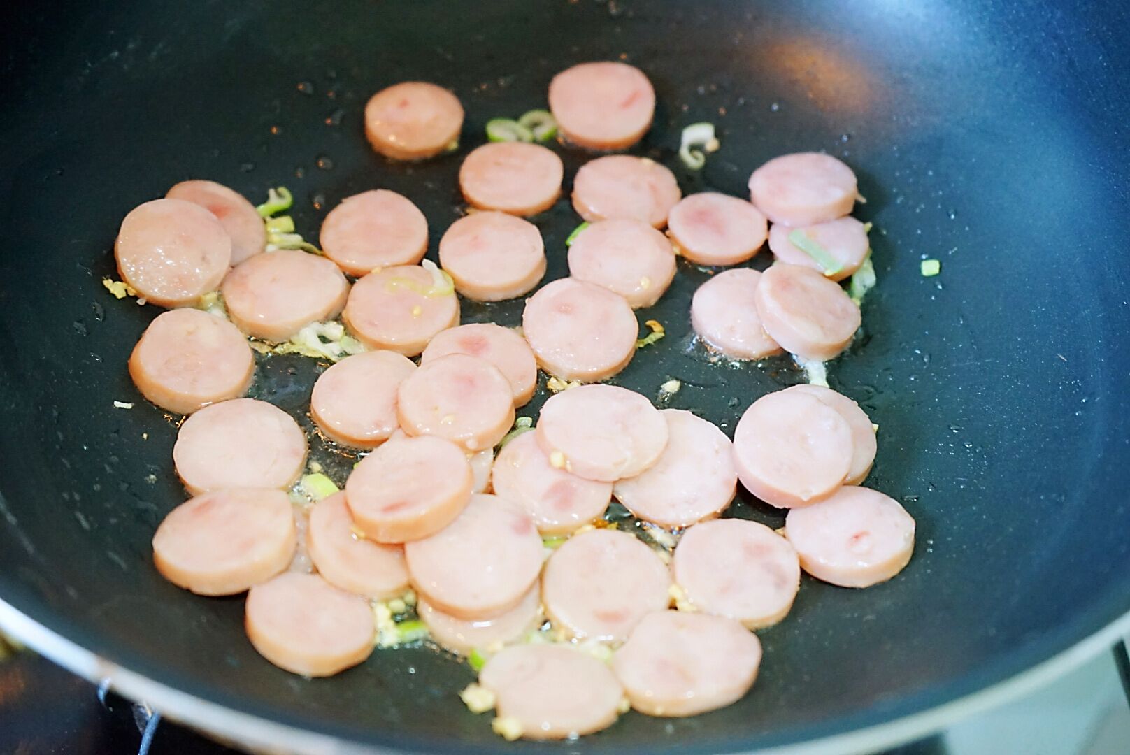 下饭又嫩滑的黄瓜肉肠炒粉皮