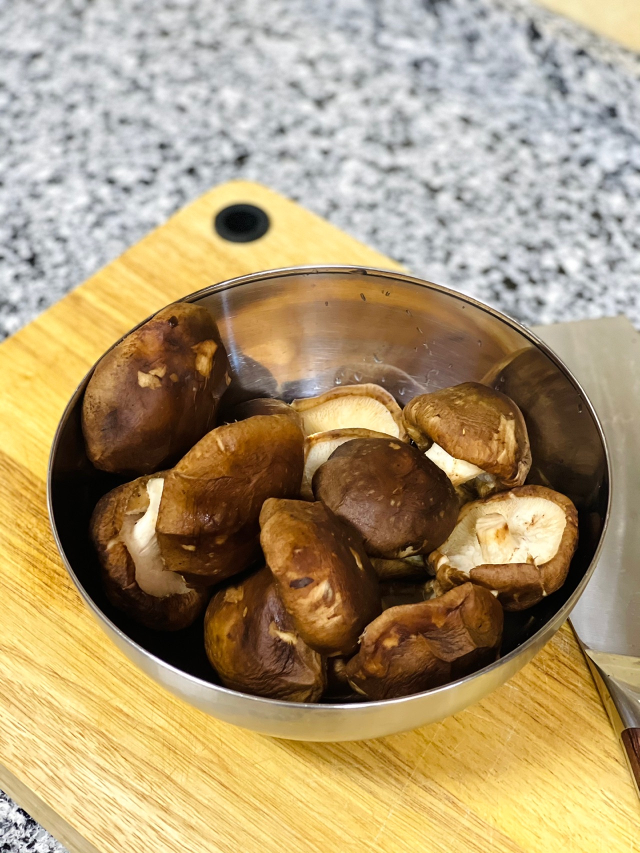 下午茶组合｜好吃的小零食烤孜然辣香菇+煮奶茶