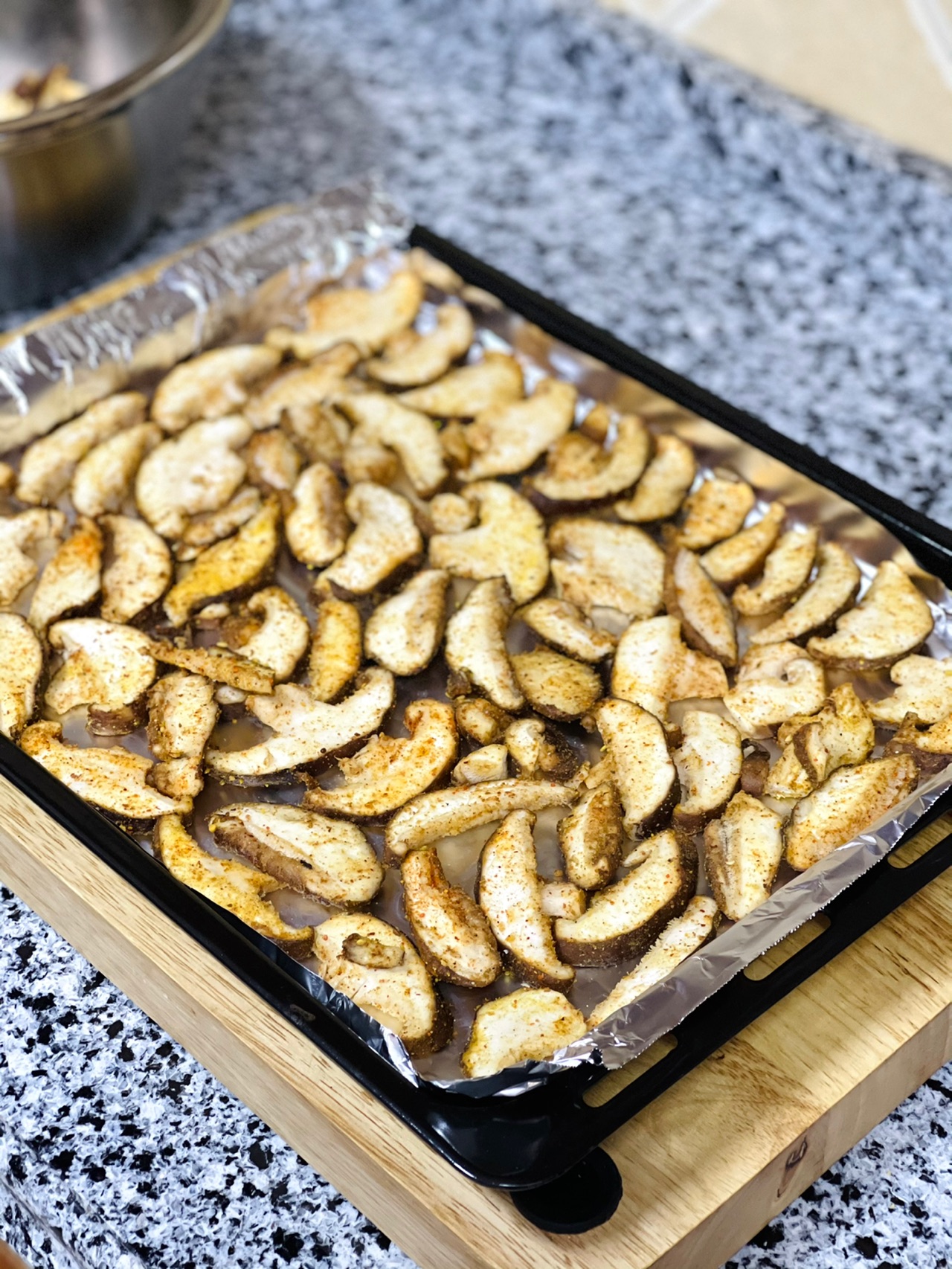 下午茶组合｜好吃的小零食烤孜然辣香菇+煮奶茶