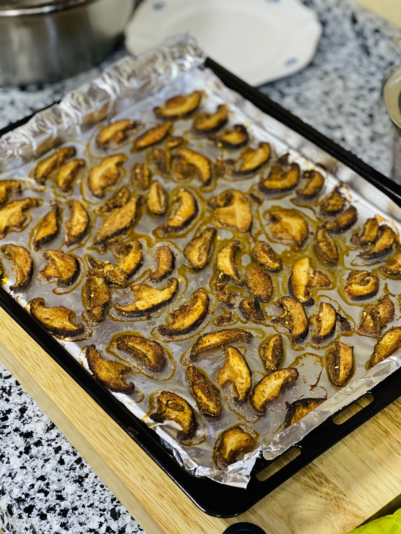 下午茶组合｜好吃的小零食烤孜然辣香菇+煮奶茶