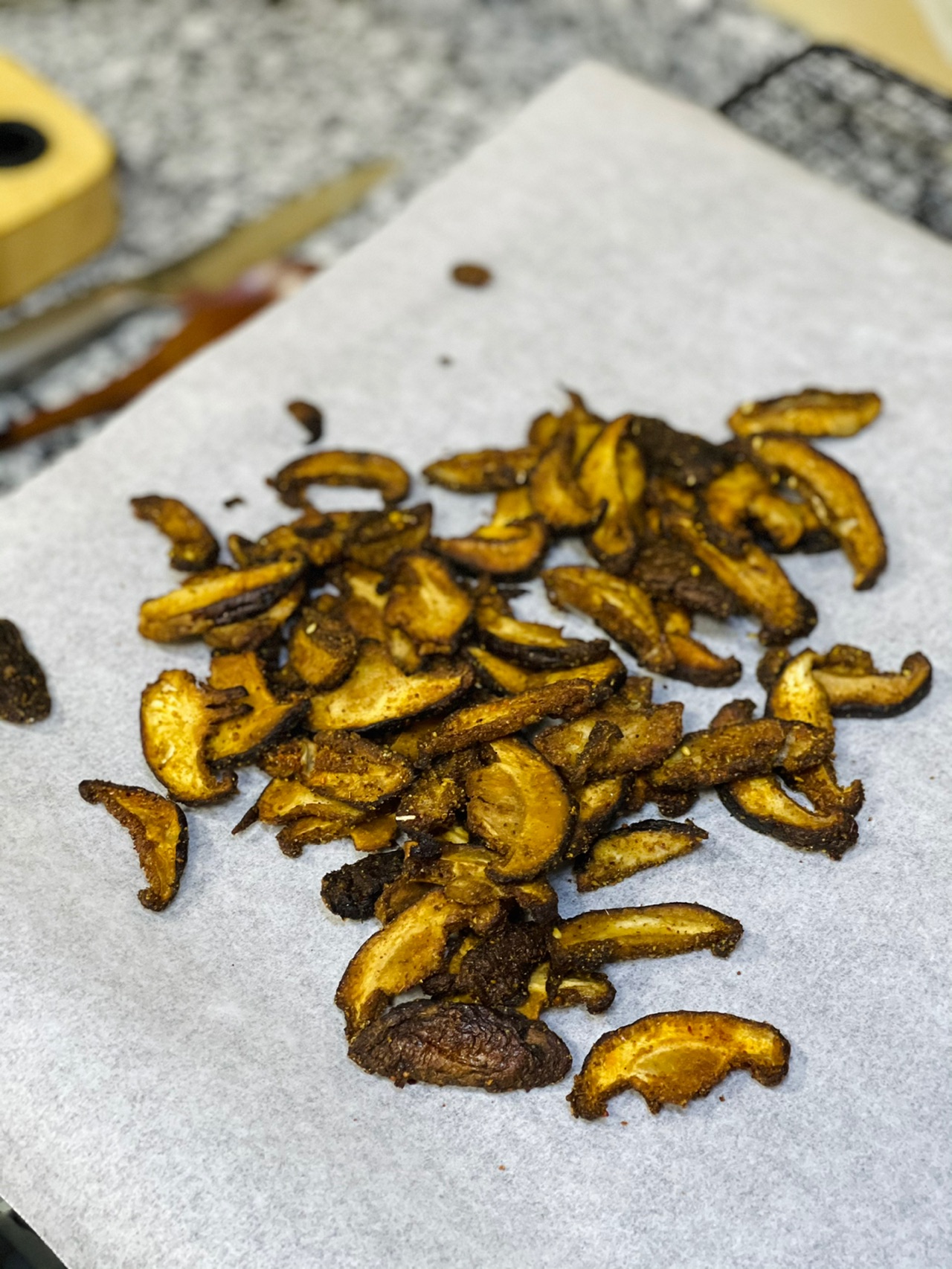 下午茶组合｜好吃的小零食烤孜然辣香菇+煮奶茶