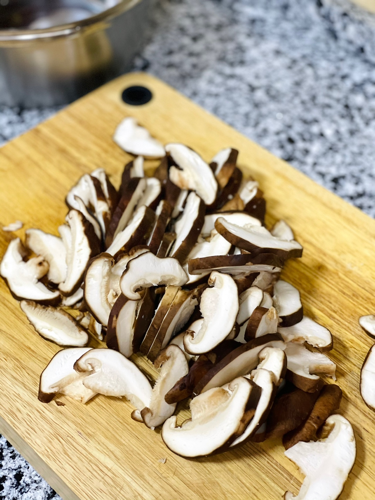 下午茶组合｜好吃的小零食烤孜然辣香菇+煮奶茶