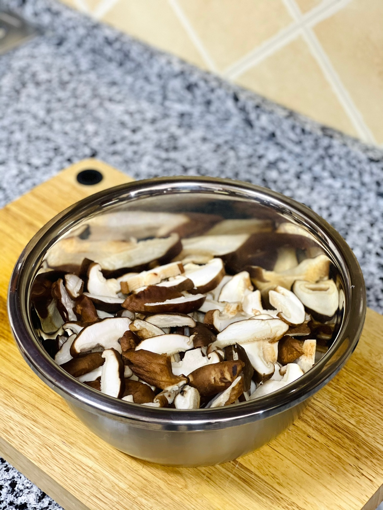 下午茶组合｜好吃的小零食烤孜然辣香菇+煮奶茶